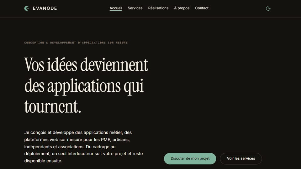 Page d’accueil d’EVANODE : le titre « Vos idées deviennent des applications qui tournent » en grands caractères sur fond sombre, un paragraphe de présentation, et deux boutons vers le contact et les services.